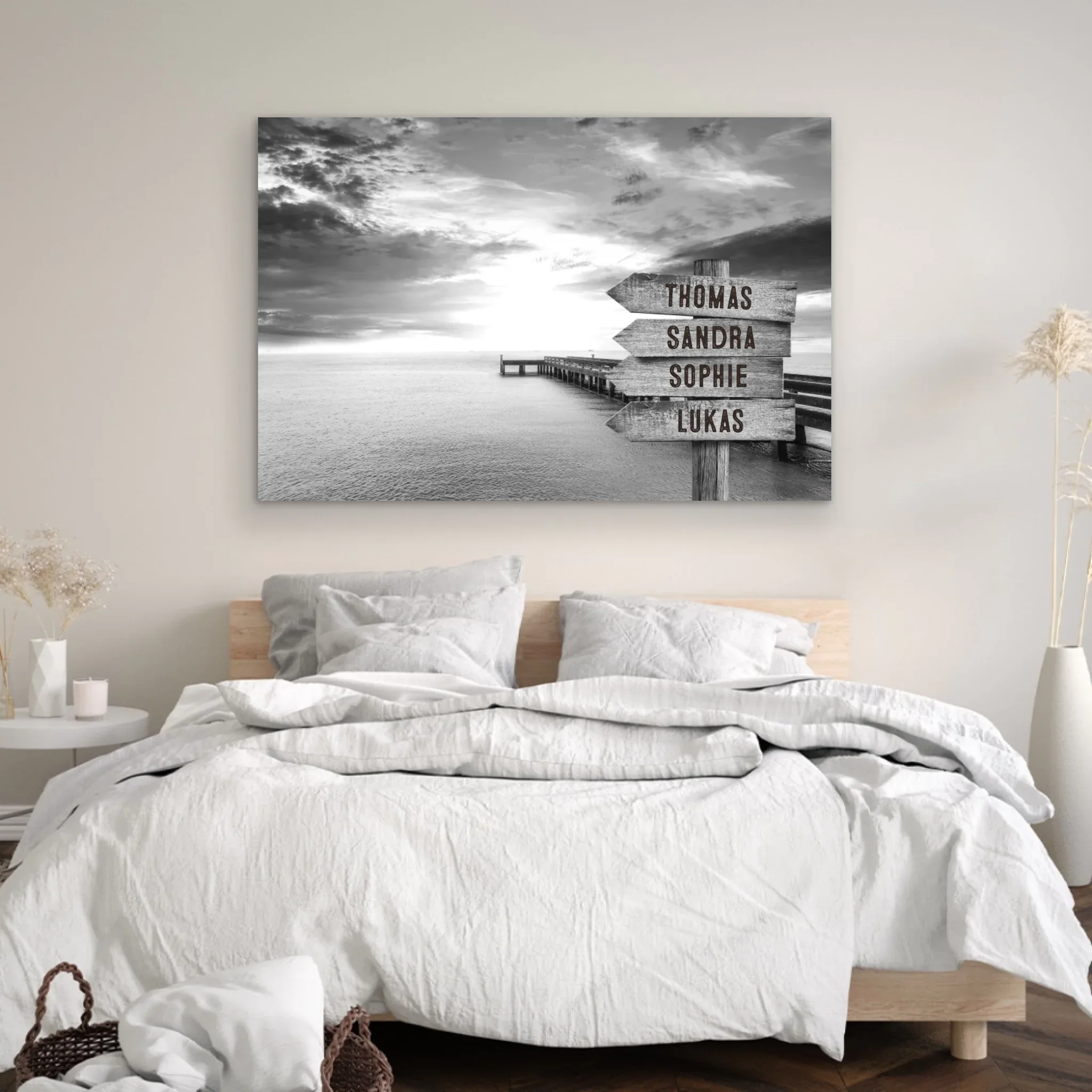 Toile personnalisée "Poteau indicateur sur la passerelle au bord de la mer" - Image 4